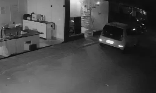 
          Imagem ilustrativa da imagem Homem escala muro de loja e rouba bolos de pote em Cariacica
          