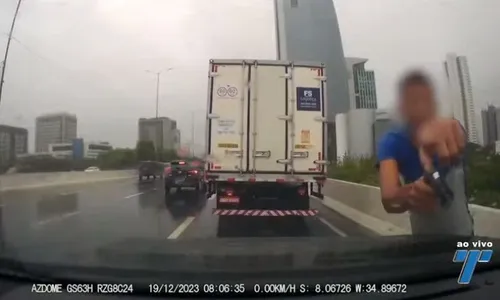 
          Imagem ilustrativa da imagem Homem filmado em assalto em viaduto do Recife já foi identificado, mas está solto
          