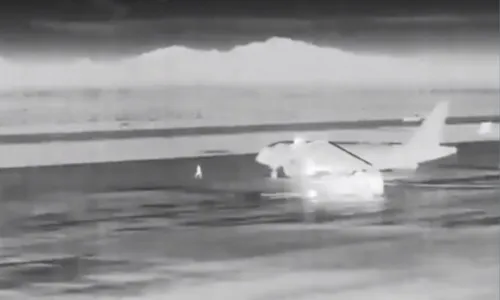 
          Imagem ilustrativa da imagem Homem invade pátio de aeroporto nos EUA e é sugado por turbina de avião
          