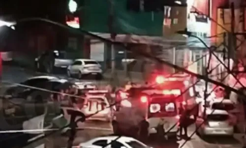 
          Imagem ilustrativa da imagem Homem morre após invadir distribuidora e tentar entrar em viatura da polícia
          