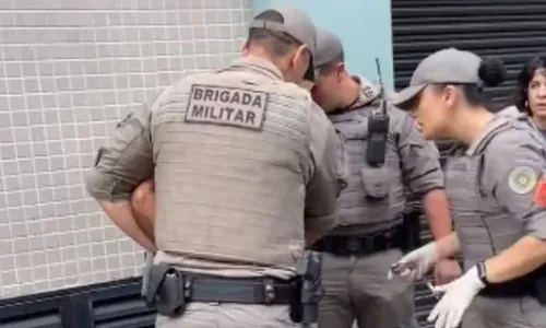 
          Imagem ilustrativa da imagem Homem negro é esfaqueado e detido pela polícia no RS; Testemunhas protestam
          