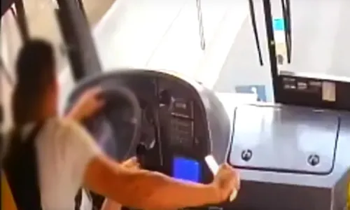 
          Imagem ilustrativa da imagem Homem que sequestrou ônibus em SP criticou preço da passagem, diz motorista
          