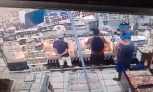 
          Imagem ilustrativa da imagem Homem rouba R$ 400 em carne de supermercado em Vila Velha
          