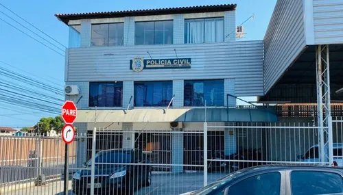 
          Imagem ilustrativa da imagem Homem rouba celular de mulher e acaba preso ao passar perto de delegacia na Serra
          