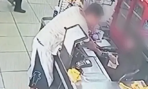 
          Imagem ilustrativa da imagem Homem usa garfo para assaltar supermercado na Serra
          