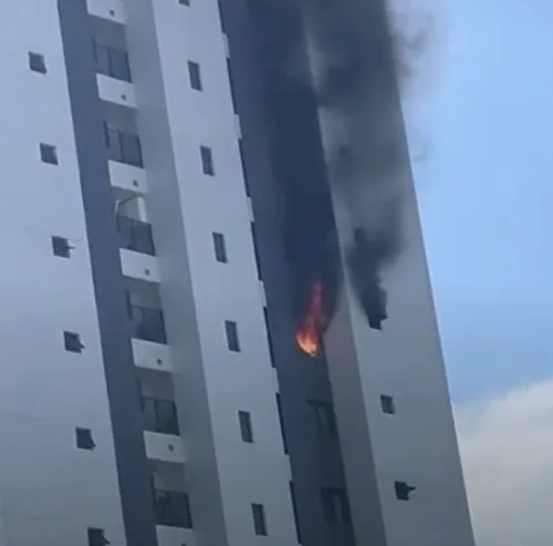 
          Imagem ilustrativa da imagem Incêndio atinge apartamento no Bairro da Madalena, no Recife
          