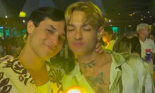 
          Imagem ilustrativa da imagem Irmão de MC Cabelinho troca alianças com tio de Tatá Werneck
          