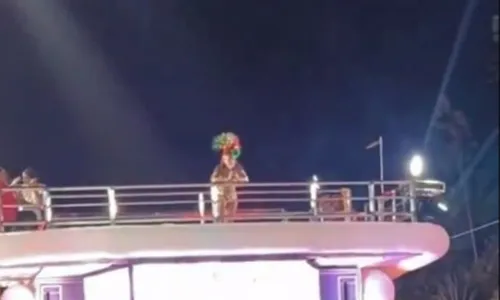 
          Imagem ilustrativa da imagem Ivete Sangalo chora após explosão em trio: "Será que hoje não é a nossa despedida?"
          