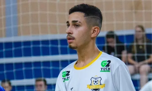 
          Imagem ilustrativa da imagem Jogador de 17 anos morre após colidir com carro enquanto pilotava moto
          