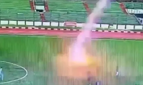 
          Imagem ilustrativa da imagem Jogador morre ao ser atingido por raio durante partida de futebol
          