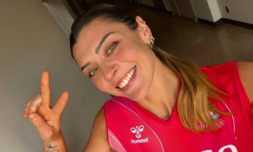 
          Imagem ilustrativa da imagem Jogadora de vôlei Rosamaria tranquiliza fãs após terremoto no Japão: 'Em segurança'
          