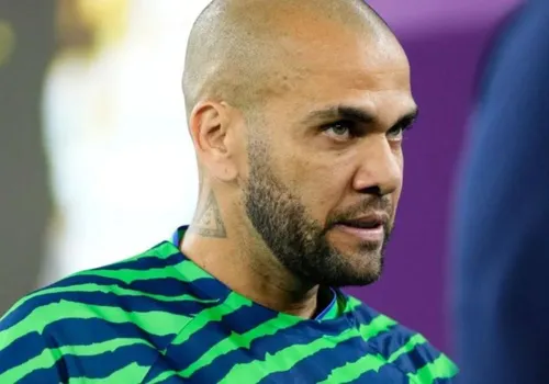 
          Imagem ilustrativa da imagem Julgamento de Daniel Alves na Espanha começa com pedido de suspensão pela defesa
          