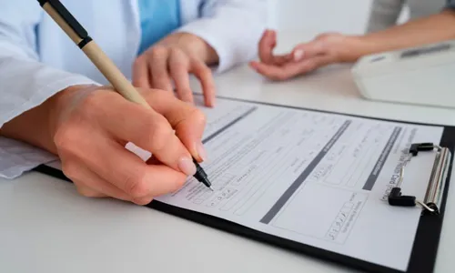 
          Imagem ilustrativa da imagem Justiça permite abatimento da dívida do Fies de médico que atuou no combate à covid
          