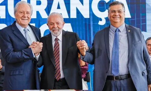 
          Imagem ilustrativa da imagem Lewandowski toma posse, promete foco na segurança e expõe aliança com STF
          