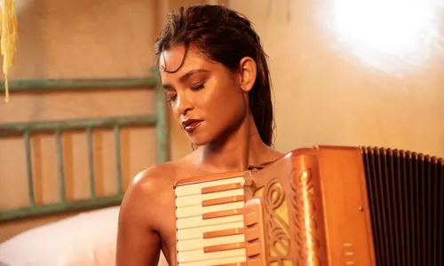 
          Imagem ilustrativa da imagem Lucy Alves rebate machismo após lançar clipe em que aparece nua
          