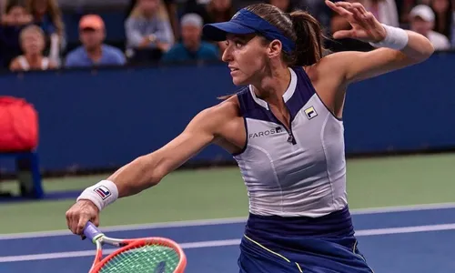 
          Imagem ilustrativa da imagem Luisa Stefani avança e Wild e Demoliner são eliminados nas duplas na Austrália
          