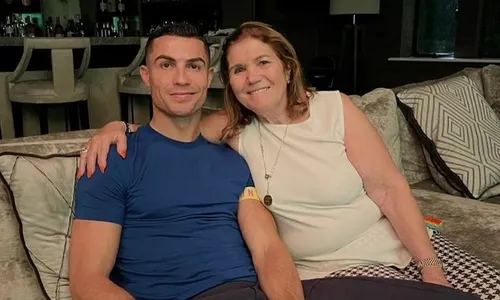 
          Imagem ilustrativa da imagem Mãe de Cristiano Ronaldo revela torcida para clube do Brasil
          