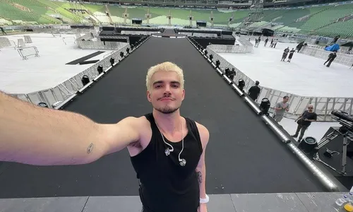 
          Imagem ilustrativa da imagem Mais seguro, Jão abre turnê com ares de superprodução
          