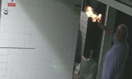 
          Imagem ilustrativa da imagem Major da reserva agride esposa, mata porteiro em Boa Viagem e se suicida
          