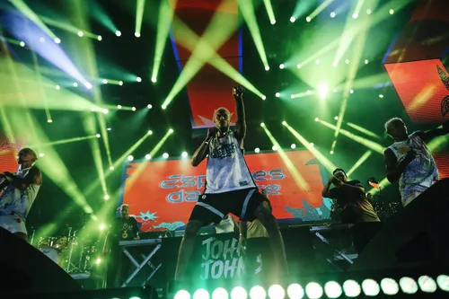 
          Imagem ilustrativa da imagem Marco Zero teve noite de frevo,  pop nacional e o típico brega recifense
          