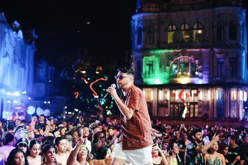 
          Imagem ilustrativa da imagem Marco Zero teve noite de frevo,  pop nacional e o típico brega recifense
          