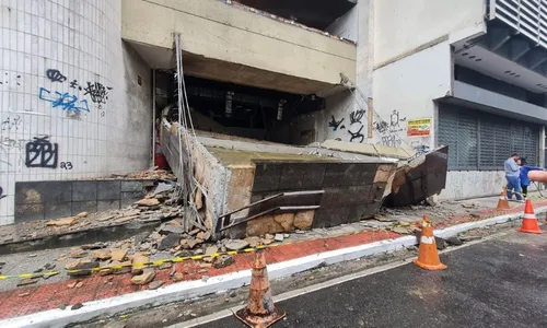 
          Imagem ilustrativa da imagem Marquise de prédio desaba no Centro de Vitória
          