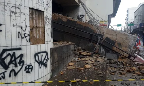 
          Imagem ilustrativa da imagem Marquise de prédio desaba no Centro de Vitória
          