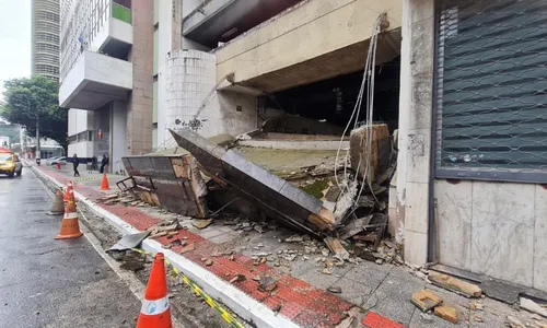 
          Imagem ilustrativa da imagem Marquise de prédio desaba no Centro de Vitória
          