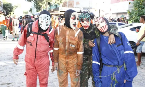 
          Imagem ilustrativa da imagem Mascarados invadem as ruas para o Carnaval de Vila Velha
          