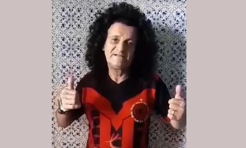 
          Imagem ilustrativa da imagem Mauro Shampoo, orgulhoso de ter feito 1 gol em 14 anos no Íbis, pede ajuda aos fãs
          
