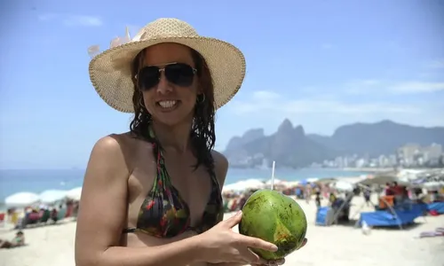 
          Imagem ilustrativa da imagem Médicos alertam sobre riscos para a saúde ocular durante o carnaval
          