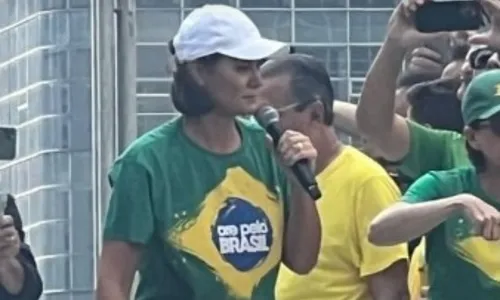 
          Imagem ilustrativa da imagem Michelle fala de injustiças contra Bolsonaro e chora em discurso na Paulista
          