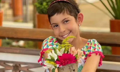 
          Imagem ilustrativa da imagem Morre influencer de 13 anos que compartilhava rotina com câncer nas redes sociais
          