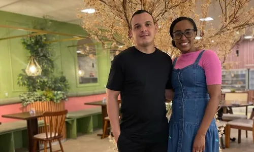 
          Imagem ilustrativa da imagem 'Morreu como herói', diz cantora que teve marido afogado ao tentar salvá-la
          