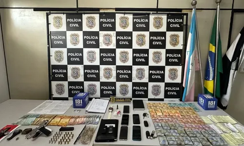 
          Imagem ilustrativa da imagem Moto aquática e carros são apreendidos com suspeitos de lavar dinheiro do tráfico
          