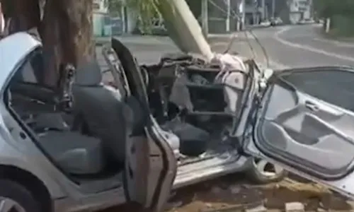 
          Imagem ilustrativa da imagem Motorista fica presa às ferragens após carro bater em poste no Sul do ES
          