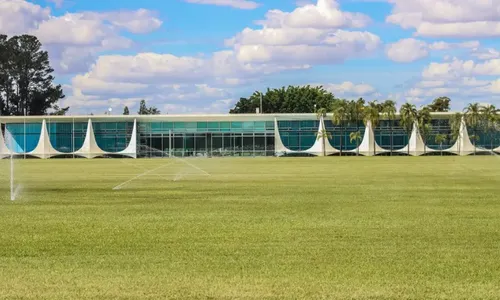 
          Imagem ilustrativa da imagem Motorista passa barreira de contenção e tenta invadir Palácio da Alvorada
          