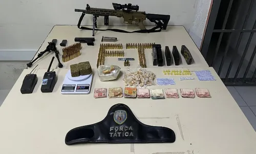 
          Imagem ilustrativa da imagem Mulher é presa e fuzil apreendido pela PM em morro de Vitória
          