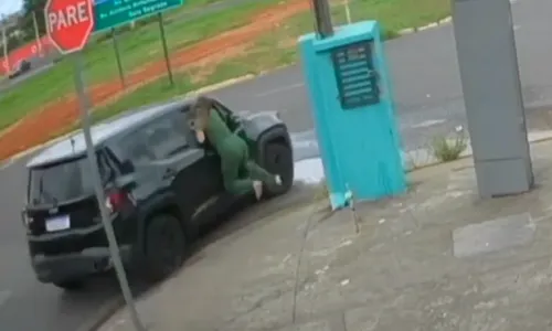 
          Imagem ilustrativa da imagem Mulher tenta fugir com cosméticos e arrasta vendedora pela janela do carro
          