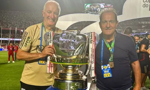 
          Imagem ilustrativa da imagem Muricy lamenta saída de Dorival: 'Fizemos planejamento em cima do treinador'
          