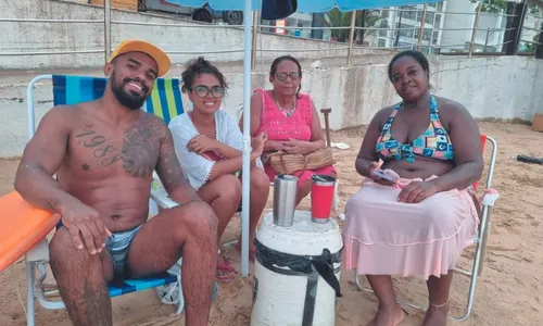 
          Imagem ilustrativa da imagem Nem chuva afasta turistas das praias no 1º dia do ano no ES
          