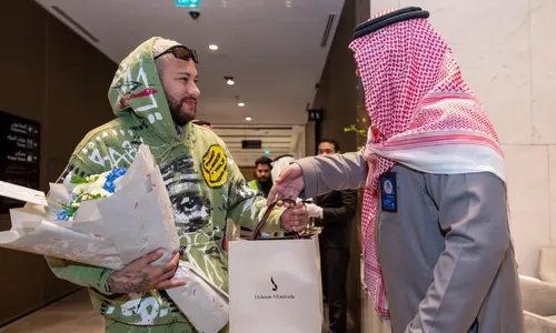 
          Imagem ilustrativa da imagem Neymar ganha buquê de flores em seu retorno à Arábia Saudita para recuperação
          