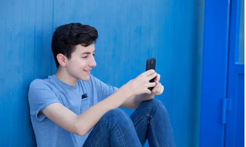 
          Imagem ilustrativa da imagem Nota de matemática de alunos brasileiros sofre queda com uso exagerado de celular
          