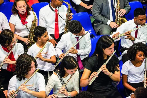 
          Imagem ilustrativa da imagem Oficina de libras e projeto Aprendiz  da ICM 
forma mais de 25 mil membros
          