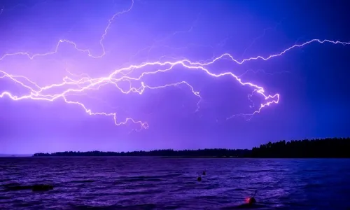 
          Imagem ilustrativa da imagem Oito banhistas são atingidos por raios em Praia Grande, uma mulher morreu
          