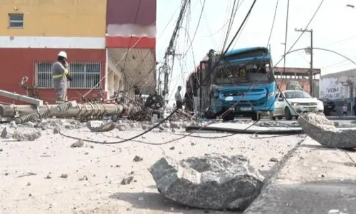 
          Imagem ilustrativa da imagem Ônibus do Transcol derruba poste em avenida na Serra
          