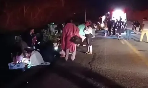 
          Imagem ilustrativa da imagem Ônibus tomba e deixa 26 feridos no segundo acidente grave em dois dias na Bahia
          