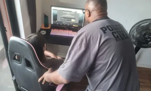 
          Imagem ilustrativa da imagem Operação prende mulher suspeita de induzir automutilação de vítimas pela internet
          