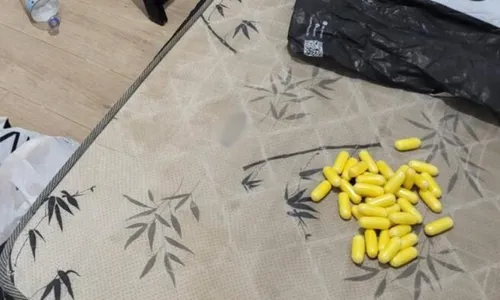 
          Imagem ilustrativa da imagem PF acha casa onde "mulas" eram treinadas para engolir drogas para o tráfico
          