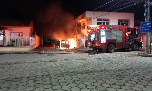 
          Imagem ilustrativa da imagem Paciente é preso suspeito de furtar e atear fogo em ambulância no ES
          